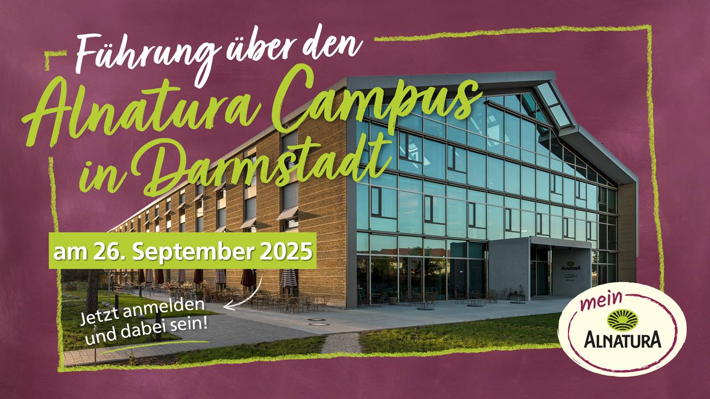 Das Bild ist eine Ankündigung für eine Führung über den Alnatura Campus in Darmstadt am 26. September 2025. Es zeigt ein Foto des modernen Campusgebäudes, Es zeigt ein Foto des modernen Campusgebäudes, eingebettet in eine dunkelrote, kreideartig wirkende Hintergrundfläche. Der Text ist in einer handschriftlichen,informellen Schriftart gestaltet und lädt zum Anmelden ein. Das Alnatura-Logo ist prominent platziert. Das Gesamtbild wirkt freundlich und einladend.