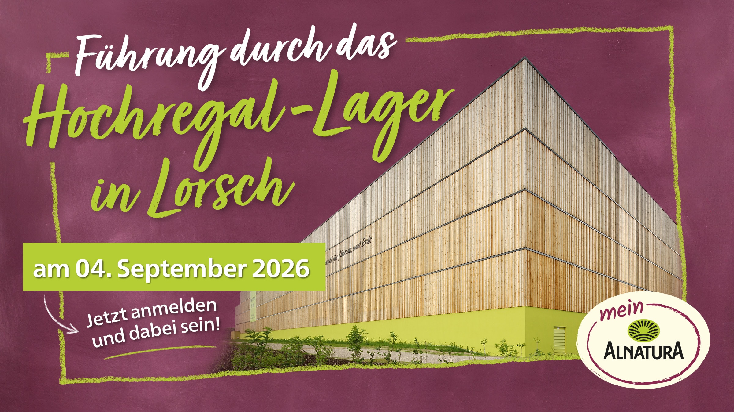 Das Bild ist eine Ankündigung für eine Führung durch das Hochregallager von Alnatura in Lorsch am 04. September 2026.  Es zeigt ein Bild des modernen, aus Holz gebauten Lagers und enthält einen Aufruf zur Anmeldung.  Der Stil ist freundlich und einladend, mit einer kreideartigen Gestaltung auf dunkelrotem Hintergrund. Der Fokus liegt auf der Einladung zur Besichtigung der Lagerstätte von Alnatura.