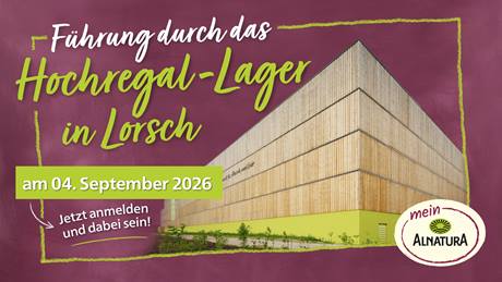 Das Bild ist eine Ankündigung für eine Führung durch das Hochregallager von Alnatura in Lorsch am 04. September 2026.  Es zeigt ein Bild des modernen, aus Holz gebauten Lagers und enthält einen Aufruf zur Anmeldung.  Der Stil ist freundlich und einladend, mit einer kreideartigen Gestaltung auf dunkelrotem Hintergrund. Der Fokus liegt auf der Einladung zur Besichtigung der Lagerstätte von Alnatura.