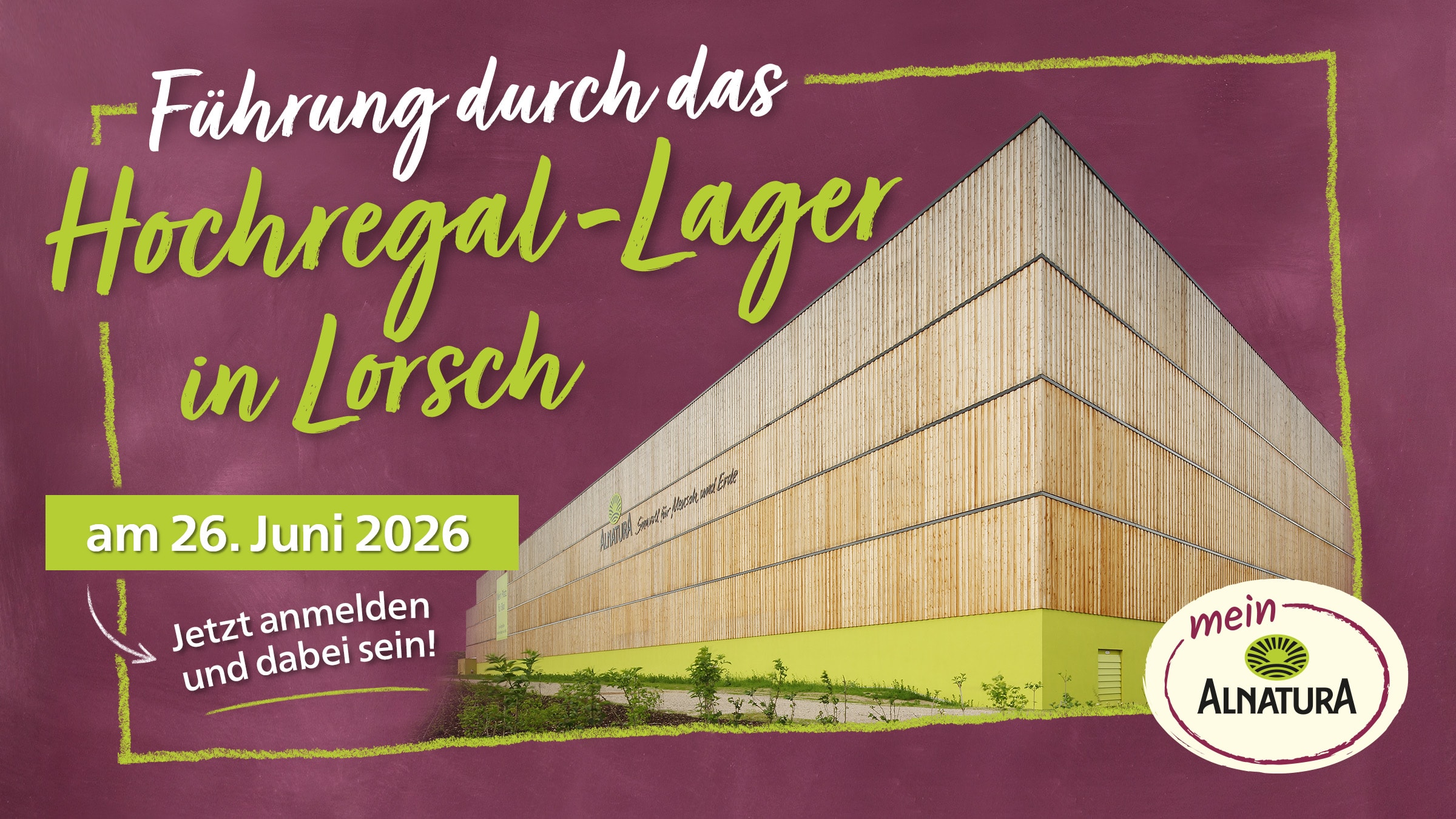 Das Bild ist eine Ankündigung für eine Führung durch das Hochregallager von Alnatura in Lorsch am 26. Juni 2026.  Es zeigt ein Bild des modernen, aus Holz gebauten Lagers und enthält einen Aufruf zur Anmeldung.  Der Stil ist freundlich und einladend, mit einer kreideartigen Gestaltung auf dunkelrotem Hintergrund. Der Fokus liegt auf der Einladung zur Besichtigung der Lagerstätte von Alnatura.