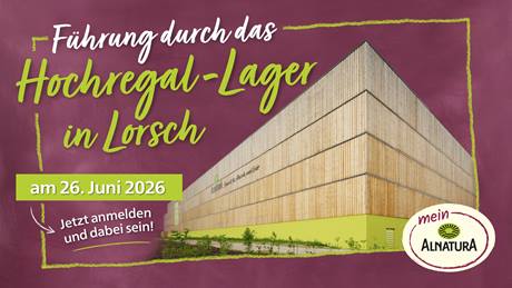 Das Bild ist eine Ankündigung für eine Führung durch das Hochregallager von Alnatura in Lorsch am 26. Juni 2026.  Es zeigt ein Bild des modernen, aus Holz gebauten Lagers und enthält einen Aufruf zur Anmeldung.  Der Stil ist freundlich und einladend, mit einer kreideartigen Gestaltung auf dunkelrotem Hintergrund. Der Fokus liegt auf der Einladung zur Besichtigung der Lagerstätte von Alnatura.