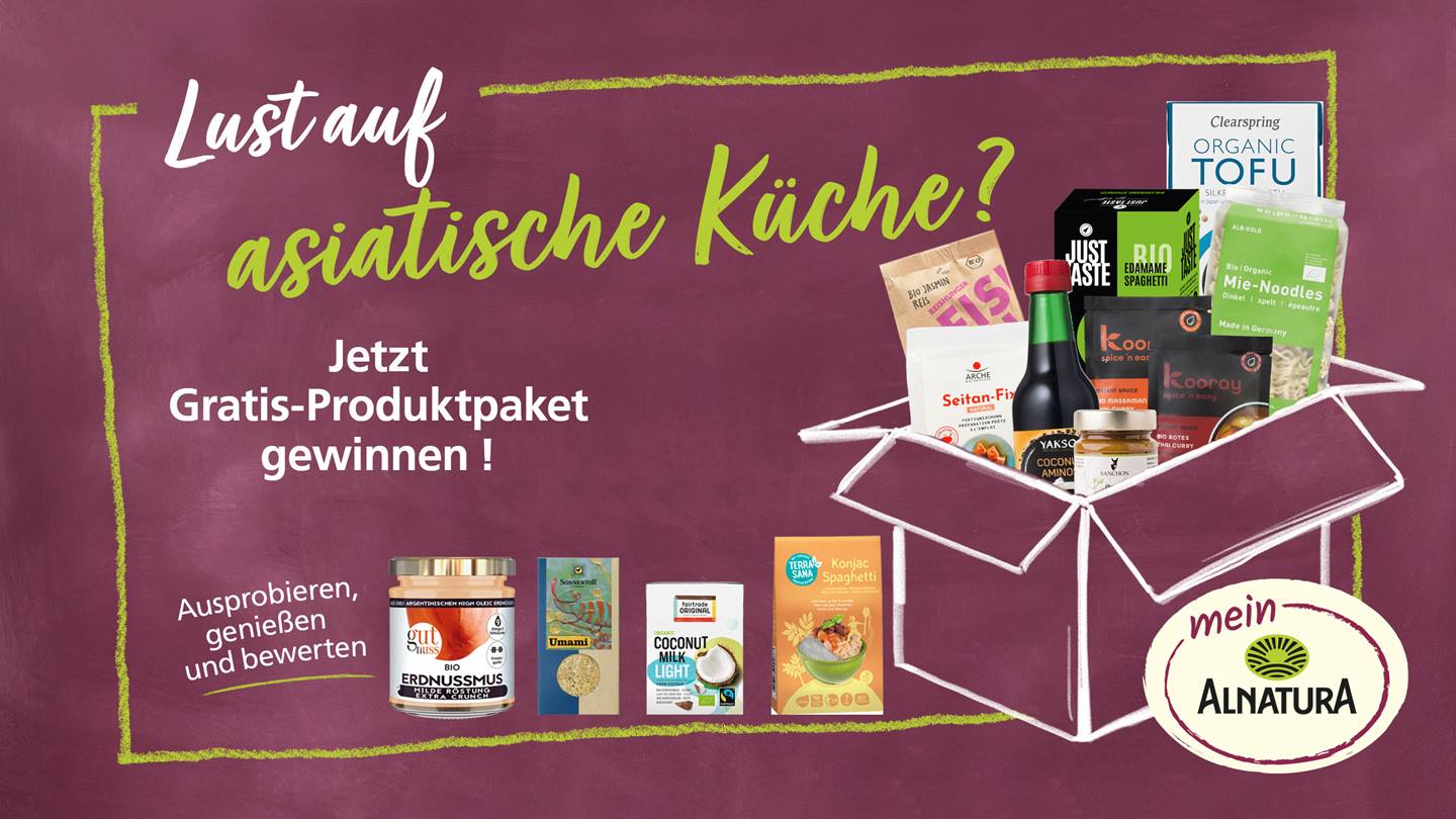 Das Bild zeigt ein Werbeangebot von Mein Alnatura. Im Mittelpunkt steht ein gezeichneter Karton, der mit verschiedenen asiatischen Lebensmitteln gefüllt ist – darunter Tofu, Nudeln, Sojasauce, Reis, Seitan und verschiedene Saucen. Der Text bewirbt ein Gewinnspiel, bei dem man ein kostenloses Produktpaket erhalten kann, welches man anschließend testen und bewerten soll. Der Slogan „Lust auf asiatische Küche?“ zieht die Aufmerksamkeit auf den asiatischen Aspekt der angebotenen Produkte. Das Gesamtbild suggeriert Frische und gesundes Essen.