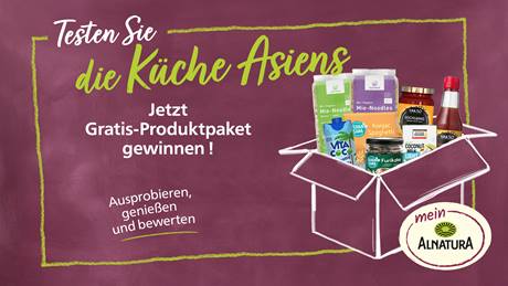 Das Bild bewirbt eine Verlosung eines asiatischen Produktpakets mit dem Slogan "Testen Sie die Küche Asiens - Jetzt Gratis-Produktpaket gewinnen!" und dem Aufruf "Ausprobieren, genießen und bewerten!". Das Bild zeigt eine stilisierte, weiße Umrisszeichnung einer offenen Papierschachtel, die mit verschiedenen asiatischen Produkten gefüllt ist und nach links unten geneigt ist. Die Schachtel steht auf einem dunklen, purpurfarbenen Hintergrund, der an eine Kreidetafel erinnert. Links oberhalb der Schachtel sind in geschwungener, handgeschriebener Schrift die Worte "Testen Sie" in Weiß und "die Küche Asiens" in einem hellen Grün gehalten, wobei die Buchstaben eine graffitiartige Anmutung haben. Darunter steht in größerer, weißer Schrift "Jetzt Gratis-Produktpaket gewinnen!". Unten links befindet sich der Aufruf "Ausprobieren, genießen und bewerten." ebenfalls in weißer Schrift und mit einem grünen Unterstrich, der wie eine Kreidezeichnung wirkt. Am unteren rechten Bildrand befindet sich ein rundes Emblem mit dem Schriftzug "mein Alnatura" in weißer und schwarzer Schrift auf einem cremefarbenen Kreis mit einem stilisierten Sonnen- und Feldsymbol in Grün, umgeben von einem ebenfalls cremefarbenen Ring.