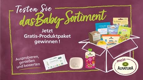 Ein aufklappbarer Karton mit verschiedenen Babypflegeprodukten und Lebensmitteln. Die Produkte sind von Marken wie Alnatura, Weleda und Fruchtbar. Auf der linken Seite des Kartons steht "Testen Sie das Baby-Sortiment", und darunter "Jetzt Gratis-Produktpaket gewinnen!". Auf der unteren linken Seite steht "Ausprobieren, genießen und bewerten." Auf der rechten Seite ist das Mein Alnatura-Logo zu sehen.