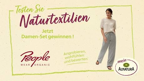 Das Bild wirbt für einen Produkttest Naturtextilien. Eine Frau trägt ein helles Strickoberteil und eine salbeifarbene Hose. Die Werbebotschaft lautet, dass man die Textilien testen und ein Damen-Set gewinnen kann. Man soll die Kleidung anprobieren, sich wohlfühlen und sie bewerten. Die Marken "People Wear Organic" und "mein Alnatura" sind abgebildet.