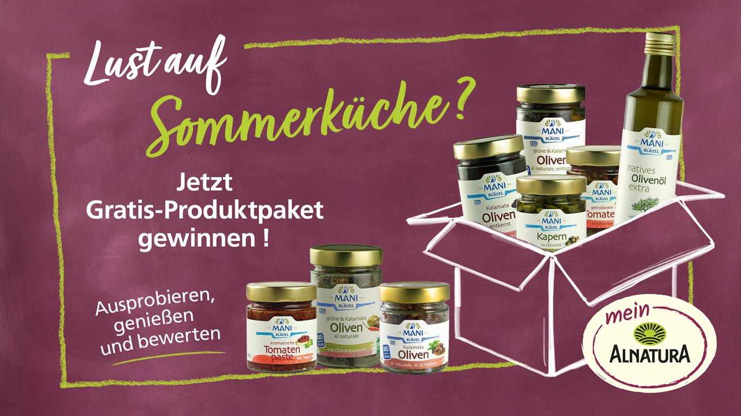 Das Bild zeigt ein Werbeangebot von Mein Alnatura. In einem auf einer Tafel gezeichneten Karton befinden sich mehrere Gläser mit verschiedenen Mani-Bläuel-Produkten: Oliven (verschiedene Sorten), Kapern und getrocknete Tomaten. Eine Flasche natives Olivenöl extra komplettiert das Angebot. Neben dem Karton stehen noch ein Glas Tomatenpaste, ein Glas Oliven sowie ein Glas Oliven in Scheiben. Der Text bewirbt ein Gewinnspiel, bei dem man ein Gratis-Produktpaket gewinnen kann, um die Produkte auszuprobieren, zu genießen und zu bewerten. Das Gesamtbild ist freundlich, appetitlich und werbewirksam gestaltet.