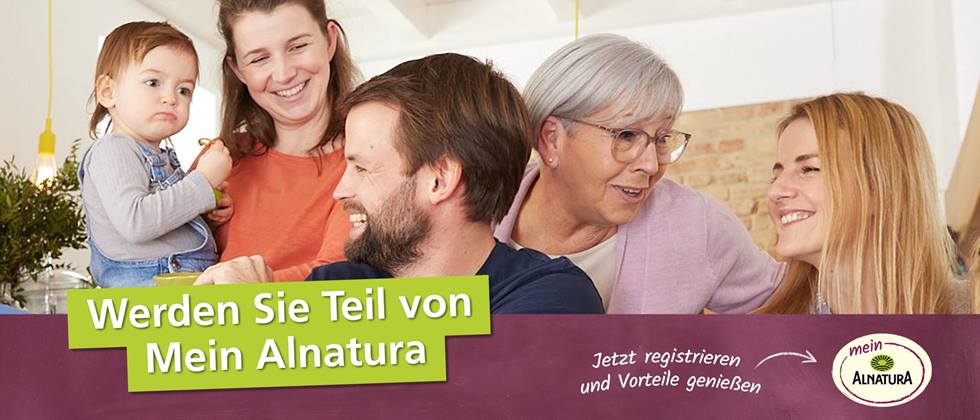 Familienmitglieder aus mehreren Generationen sitzen zusammen, darunter Logo von Mein Alnatura und die Zeile "Werden Sie Teil von Mein Alnatura"