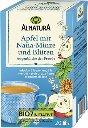 Apfeltee mit Nana-Minze und Blüten