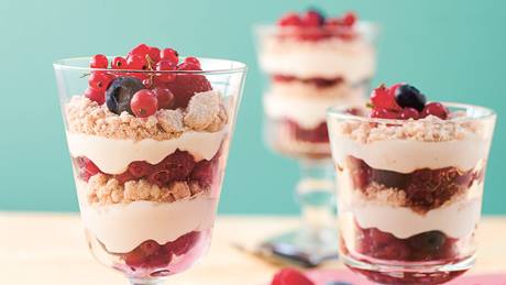 Mandelcreme-Beeren-Schichtdessert