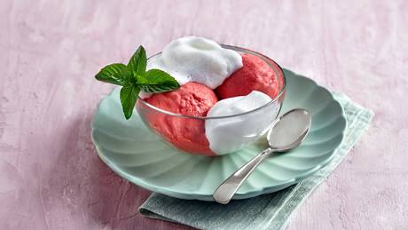 Himbeersorbet mit Minzschaum