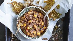 Indisches Dal aus Linsen mit Mango und Grünkohl-Chips