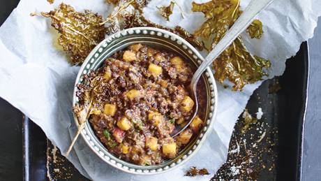 Indisches Dal aus Linsen mit Mango und Grünkohl-Chips
