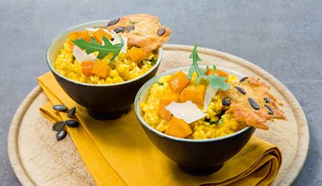 Risotto mit Ofen-Kürbis, Rucola und Parmesanchips
