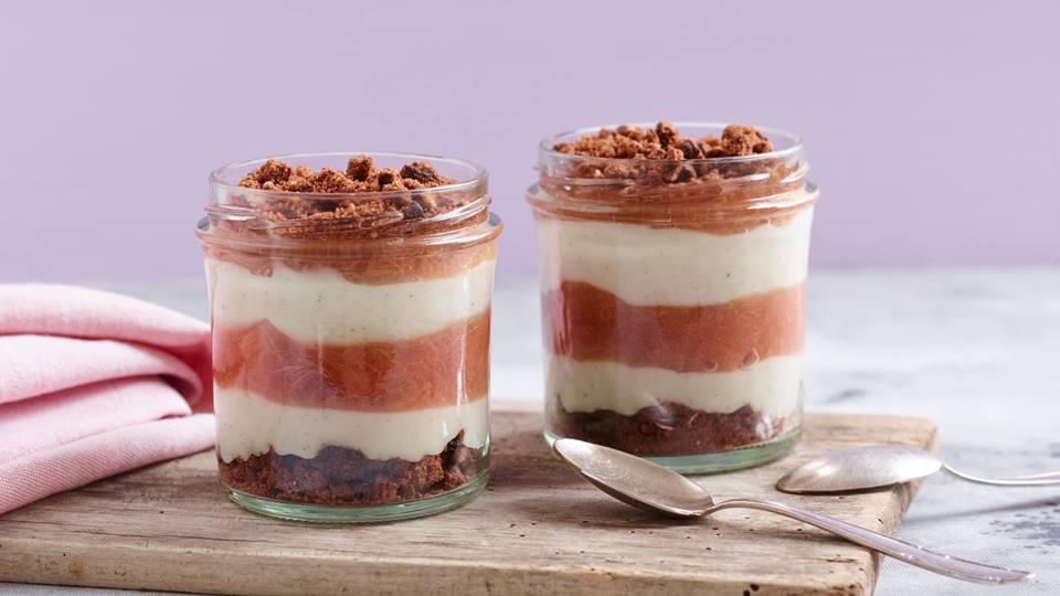Vanille-Rhabarber-Pudding mit Schoko-Knusper