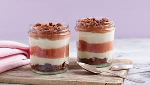 Vanille-Rhabarber-Pudding mit Schoko-Knusper