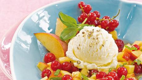 Gepfeffertes Frischkäse-Eis auf Pfirsich und Johannisbeeren