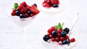 Quarkmousse mit marinierten Beeren