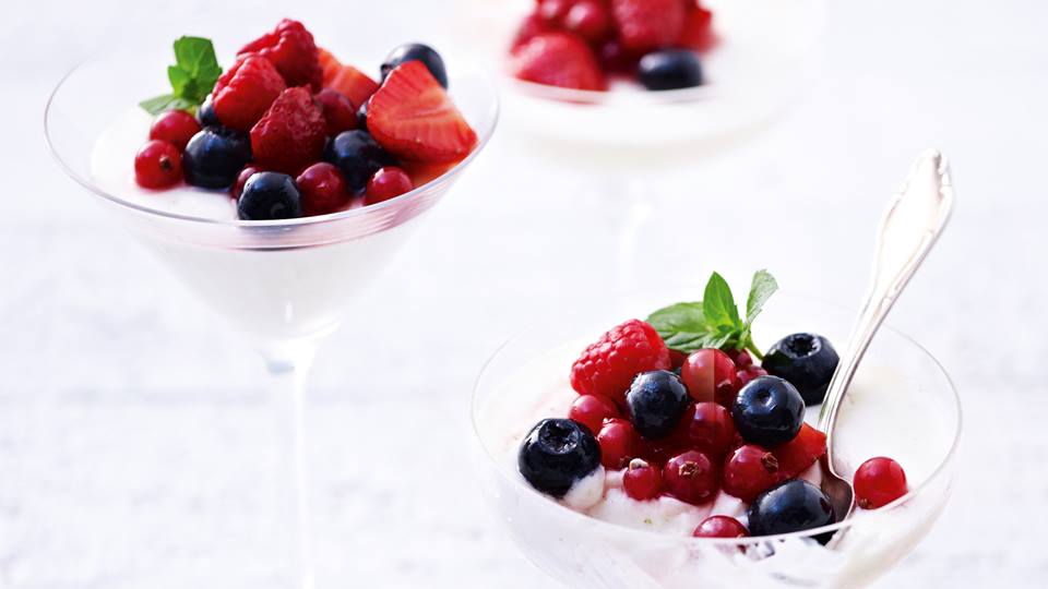 Quarkmousse mit marinierten Beeren