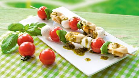 Tortellini-Spieße mit Pesto