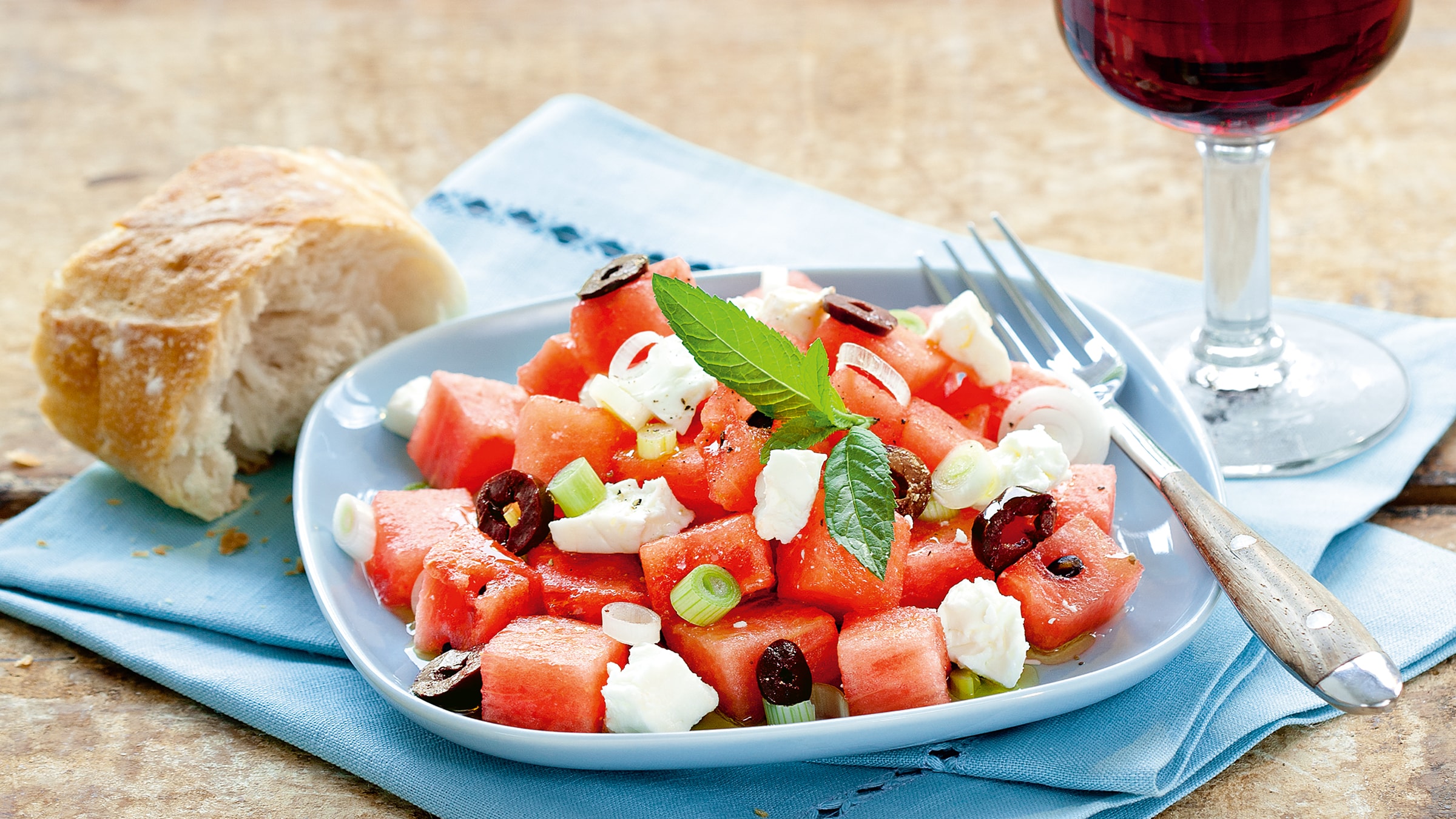 Wassermelonensalat mit Feta und Oliven Rezept selbst machen | Alnatura
