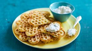 Schnittlauchwaffeln mit Frischkäse-Möhren-Dip