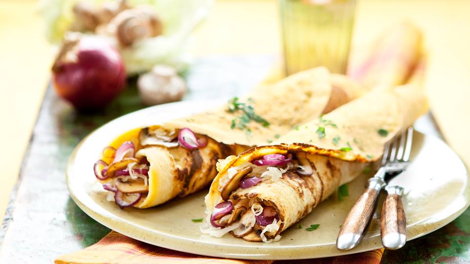 Gefüllte Pfannkuchen mit Kraut und Pilzen