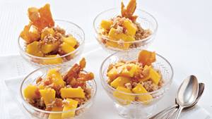 Süßer Kokos-Mango-Couscous mit Mandel-Kokos-Krokant