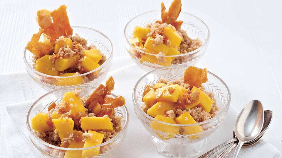 Süßer Kokos-Mango-Couscous mit Mandel-Kokos-Krokant