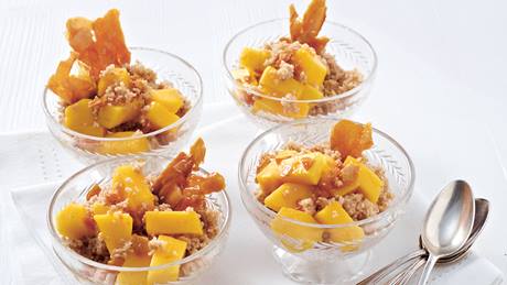 Süßer Kokos-Mango-Couscous mit Mandel-Kokos-Krokant