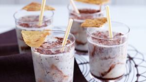 Bananenshake mit Schokosoße und Mandelkrokant