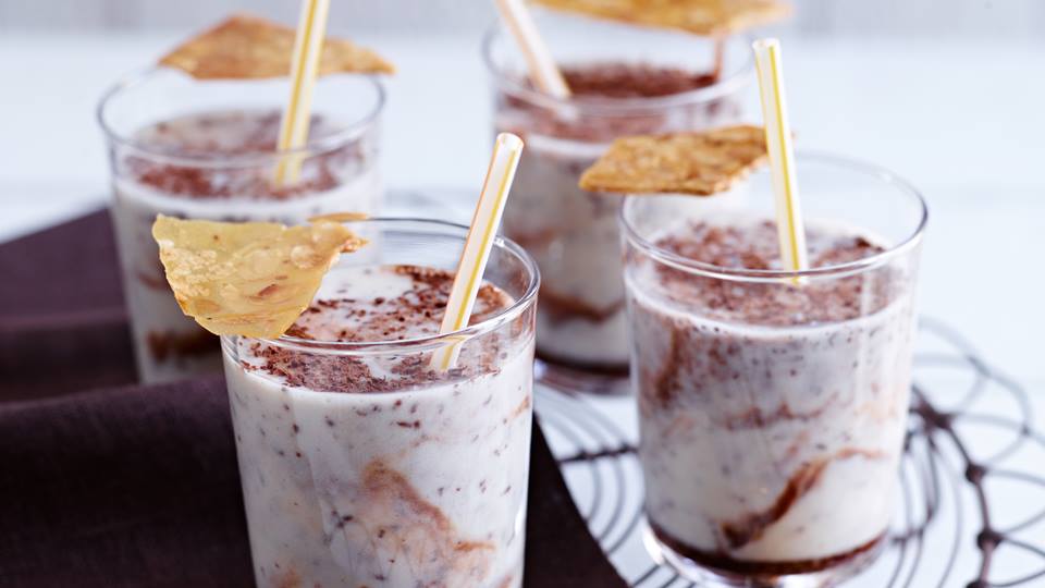 Bananenshake mit Schokosoße und Mandelkrokant