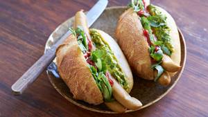 Würstchen-Sandwich mit Rucola