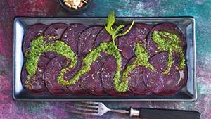 Rote-Bete-Carpaccio mit Rucola-Pesto