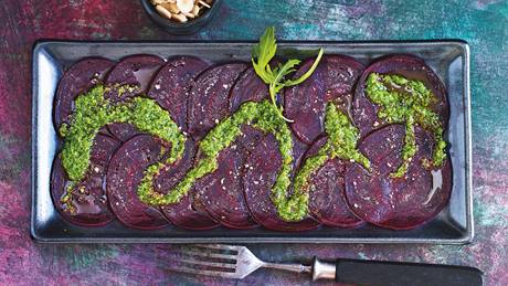 Rote-Bete-Carpaccio mit Rucola-Pesto