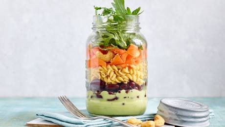 Schichtsalat mit Kichererbsen-Spirelli