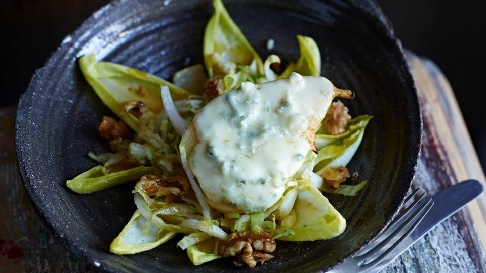 Pochierte Birne mit Blauschimmelkäse