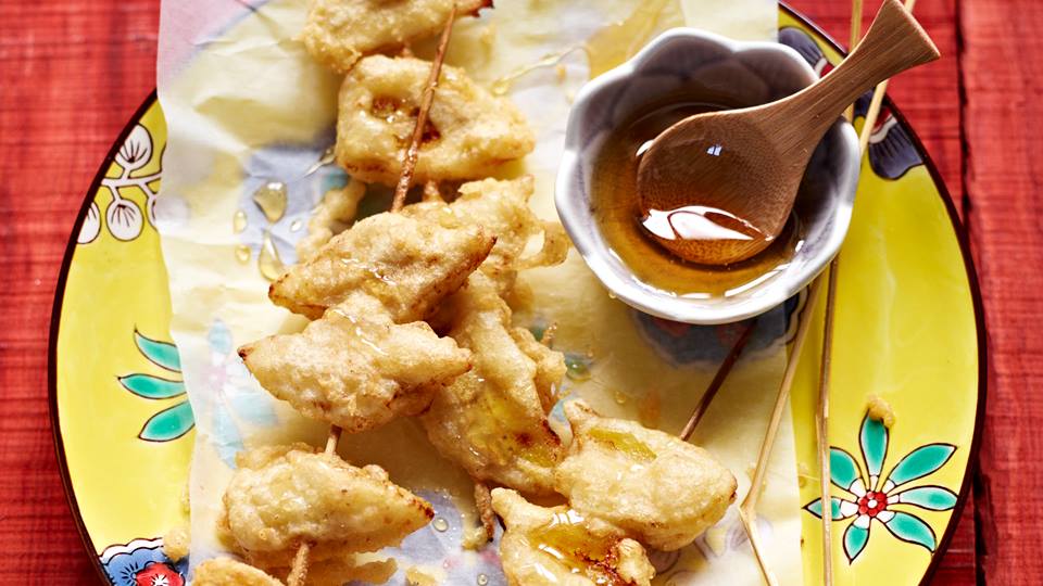 Bananen-Tempura-Spieße mit Honig
