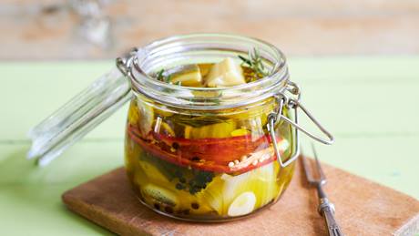 Würzig eingelegter Fenchel und Zucchini in Öl