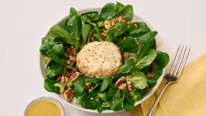 Feldsalat mit Sellerie, Walnüssen und warmem Ziegenkäse