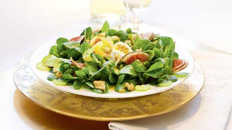 Feldsalat mit Sellerie, Walnüssen und warmem Ziegenkäse