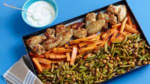 Ofen-Dreierlei mit Hähnchenflügeln, Süßkartoffeln und Bohnen