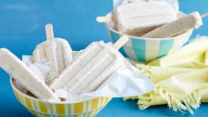 Karamell-Cashew-Eis mit Erdnüssen