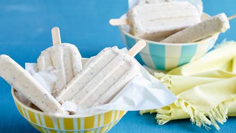 Karamell-Cashew-Eis mit Erdnüssen