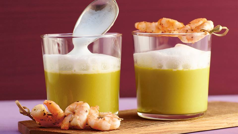 Erbsensuppe mit Garnelenspieß