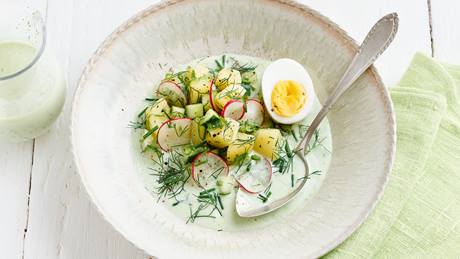 Okroschka mit Kefir (Kalte Kräutersuppe mit Einlage)