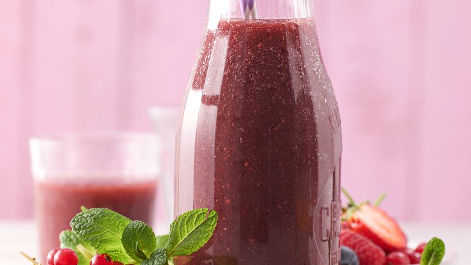 Fruchtiger Riesling-Cocktail mit Beeren