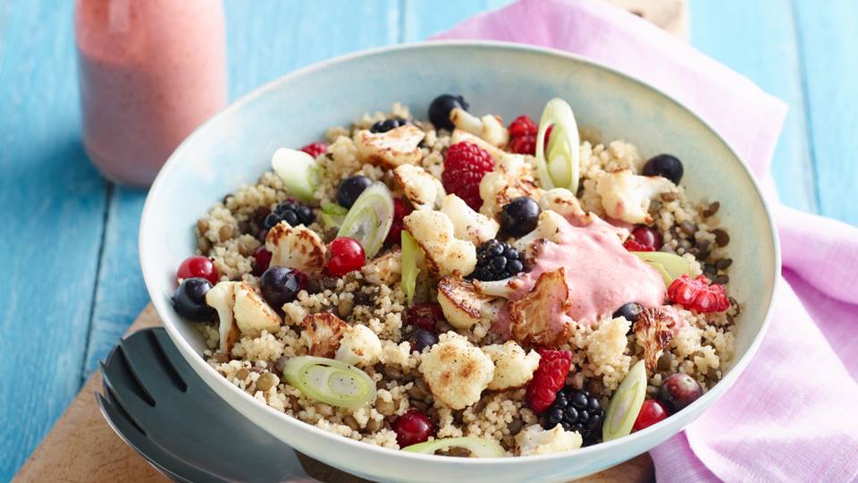 Grüne-Linsen-Couscous-Salat mit geröstetem Blumenkohl und Beeren