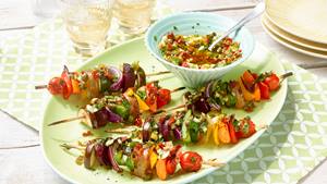 Kartoffel-Gemüse-Spieße mit mediterraner Salsa