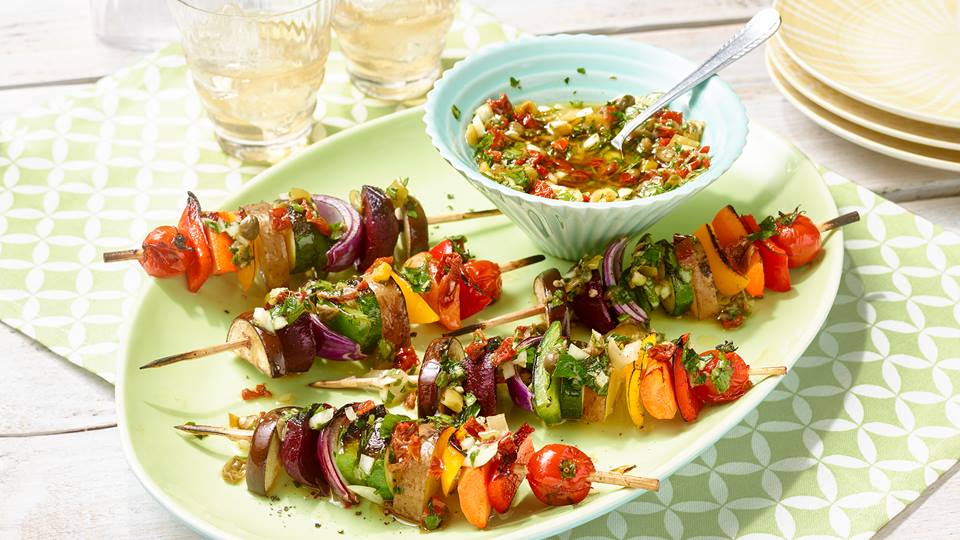 Kartoffel-Gemüse-Spieße mit mediterraner Salsa
