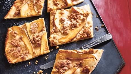 Birnenfladen mit Marzipan und Haselnuss-Zimt-Streuseln